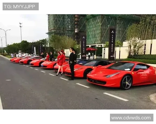 外国足球明星驾驶豪车巡游城市展现风采与魅力